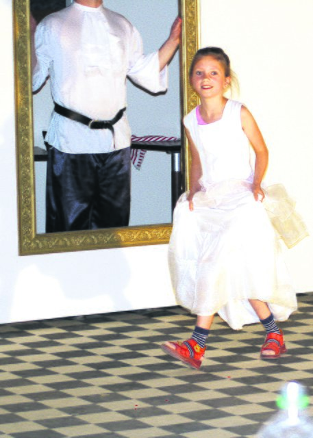 Louisa ist begeistert von dem goldenen Spiegel | Foto: oh
