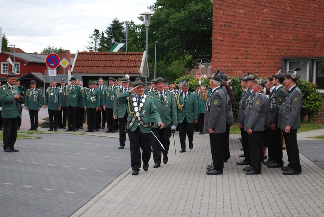 Der neue Schützenkönig schreitet die Front ab