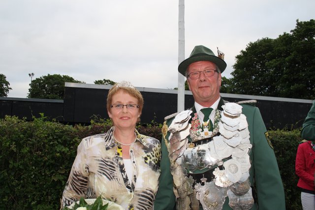 Überglücklich: das Königspaar Helmut und Hilde Sadelfeld