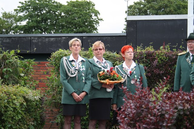 Die Beste Dame Inge Schramm mit ihren Adjutanitinnen Christel Kosbab (li.) und Monika Klatt (re.)