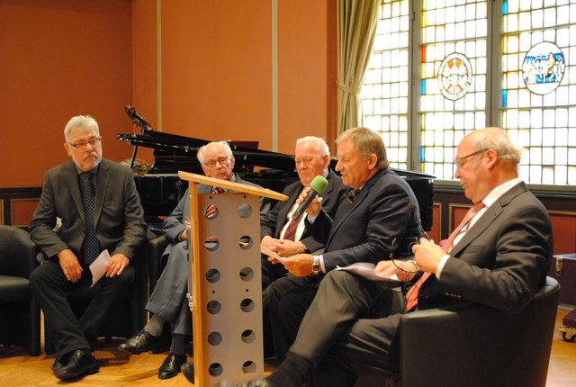 Erzählten aus ihrer Zeit mit Frank Wilshusen (v. li.): Christian Luebbers, Klaus Tiedemann, Helmut Barwig, Lothar Andert und Gesprächsleiter Kurt-Peter Christophersen