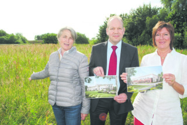 Hinter den Laurens-Spethmann-Häusern auf der grünen Wiese ist noch Platz: Sabine Drevin (v.li.), Dr. Joachim Köhne und Sandra Zöllner von LeA zeigen die Entwürfe für das neue Wohnhaus