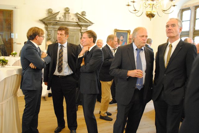 Nette Gespräche im Foyer vor dem Festakt