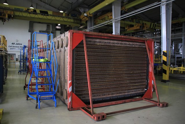Asbesthaltige Chlor-Elektrolysezellen. Im Dow-Werk in Stade sind 1.500 dieser Bauteile im Einsatz