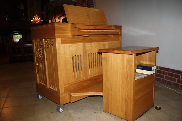 Für die Zeit, in der  die Furtwängler-Orgel restauriert wird, steht eine kleine Orgel aus Fredenbeck als Leihgabe zur Verfügung