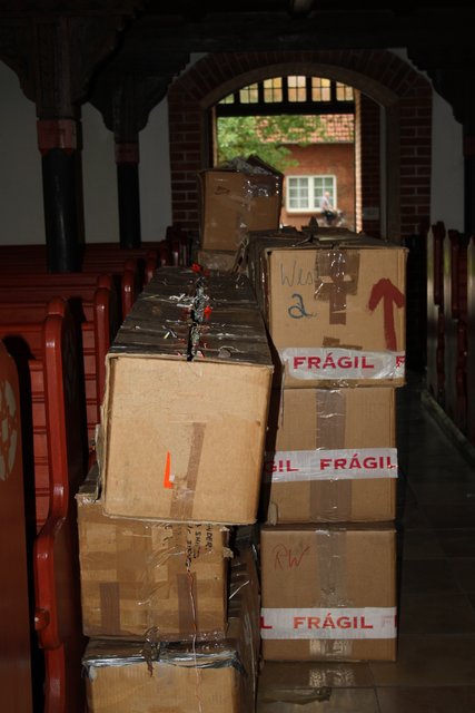 Die Zinn-Pfeifen werden einzeln mit viel Füllmaterial in Kartons verpackt
