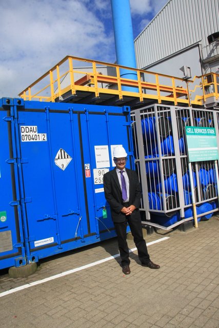 Vor einem verriegelten Container mit Asbest: Diplom-Elektroingenieur Ralph Peter- Chef der Abteilung Elektrolyse-Zellenbau