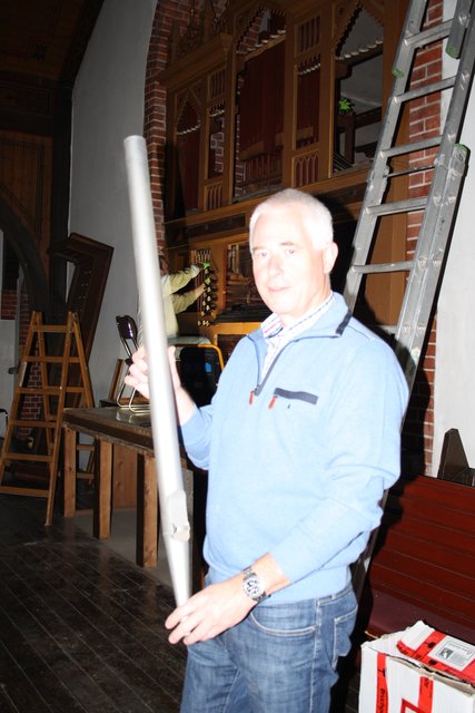 Jürgen Kopp vom Kirchenvorstand zeigt eine der Zink-Pfeifen, die nicht wieder eingebaut werden