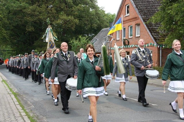 Die Schützen ziehen durch den Ort | Foto: oh