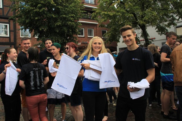 Die angehenden Bankkaufleute Katharina Stabel und Jakob Poit verschenkten Handtücher an die Abiturienten | Foto: tp