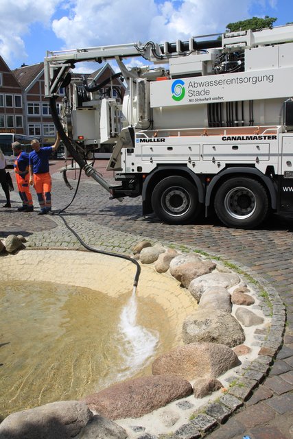 Mitarbeiter der Stadt füllten frisches Wasser in den Brunnen