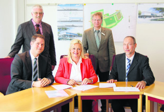 Bei der Vertragsunterzeichnung (vorne v. li.): Christian Effinger, Martina Oertzen und Karsten Winkel sowie (hinten v. li.) Projektleiter Ingo Knedel und Dirk ter Horst, allgemeiner Verwaltungsvertreter der Bürgermeisterin | Foto: oh