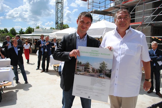 Mario Pastrik, Geschäftsführer von "Bauprojekt K. Schmidt" (li.), übergibt Peter Herlitschke eine Erinnerungstafel
