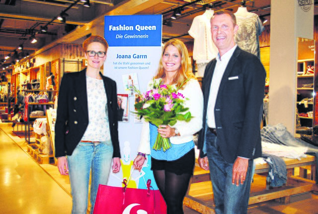 Gratulation: Ines Schmidt (l.) und Stackmann Geschäfsführer Henning Schleemann mit Joana Garrn