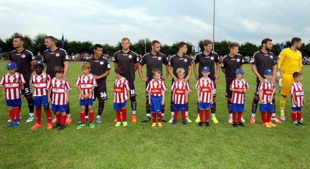Nachwuchs-Kicker mit den St. Pauli-Bundesligastars