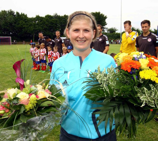 Schiedsrichterin Kim-Jana Trenkner, die am Spieltag Geburtstag hatte, bekam vom gastgebenden FC Rosengarten Blumen überreicht