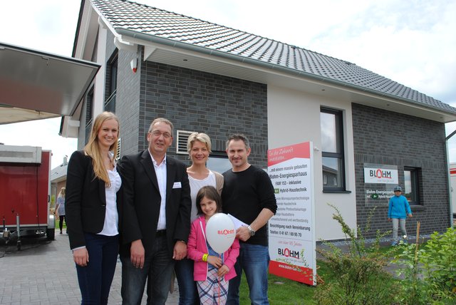 Energieberater Jan von der Reith und Nicole Spreier (li.) von der Firma Blohm begrüßten das Ehepaar Melanie Meyer-Öztürk und Isak Öztürk mit Mia-Celine in Harsefeld. Die Familie aus Seevetal baut derzeit selbst ein Haus mit Blohm in Stelle