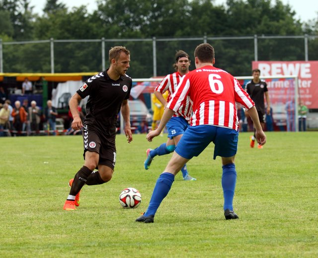 Der wieselflinke Lennart Thy von St. Pauli (li.) war vom Rosengarten-Duo Christopher Ramm (Mitte) und Timm Reese einfach nicht vom Ball zu trennen