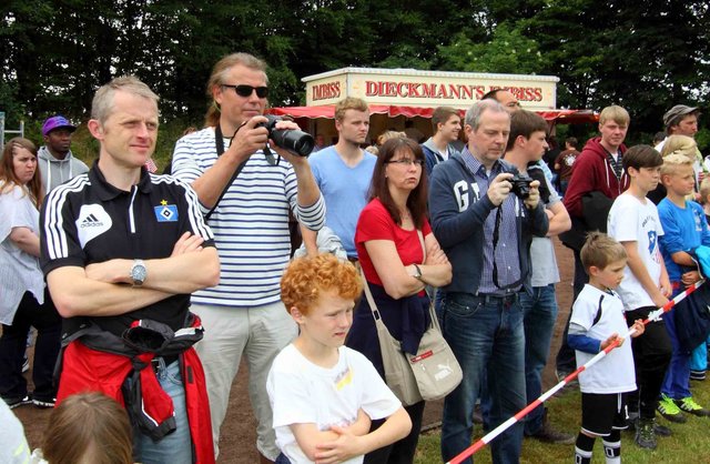 Begeisterte Fans am Spielfeldrand