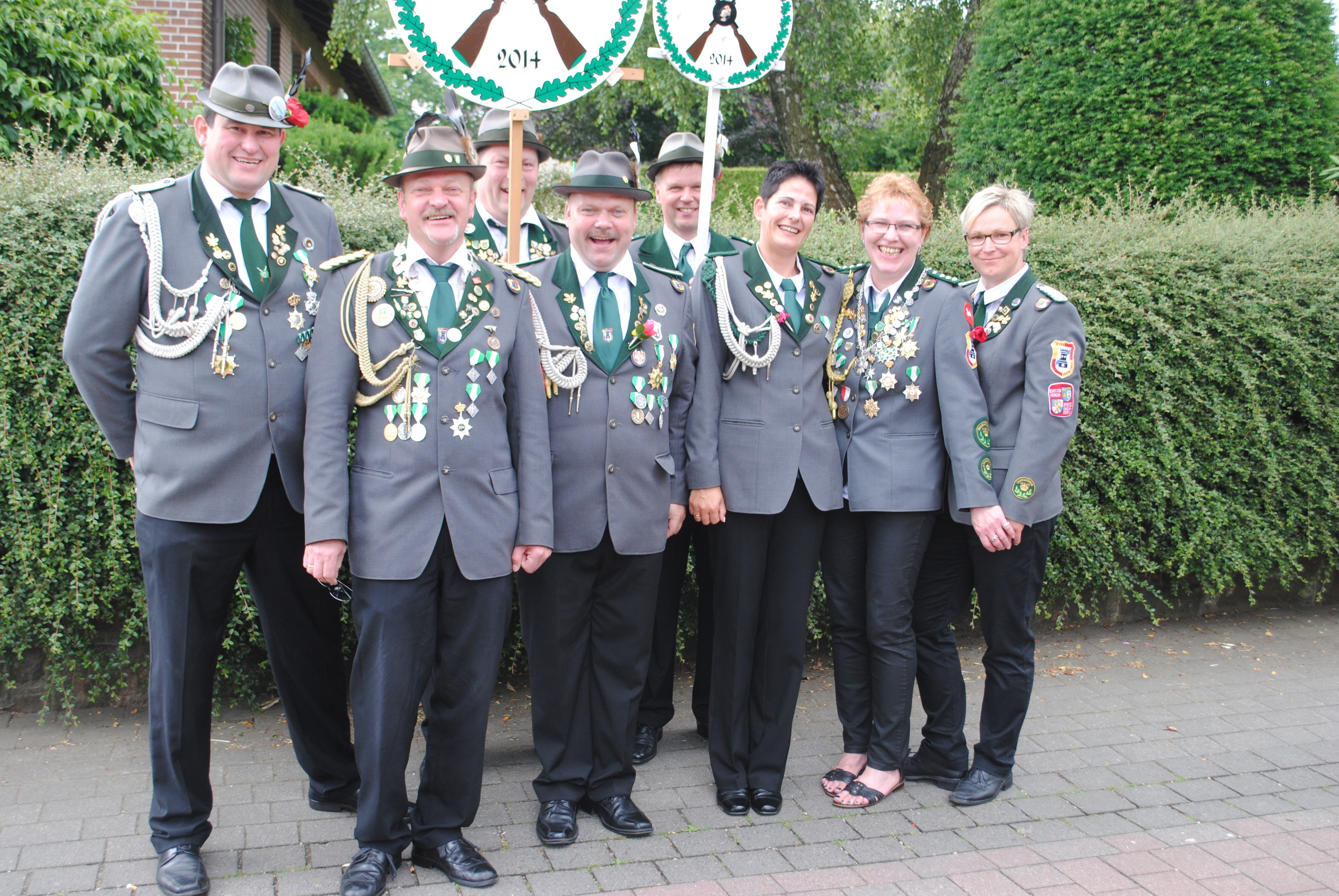 Jubel in Eyendorf über das neue Königspaar Conny (2., v. re.) und Wolfgang Pinno (2., v. li.)