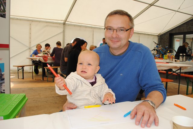 Selbst die kleine Linda (1), Tochter von Markus Olszewski, will am Malwettbewerb teilnehmen