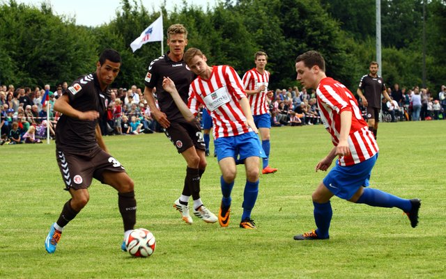 Packende Szenen vor großer Kulisse am Lerchenweg in Klecken. Diesmal ist es Okan Kurt vom FC St. Pauli, der gegen die leidenschaftlich kämpfenden Rosengarten-Kicker das Leder behauptet: (v.l.): Robin Glade, Tobias Grube und Timm Reese