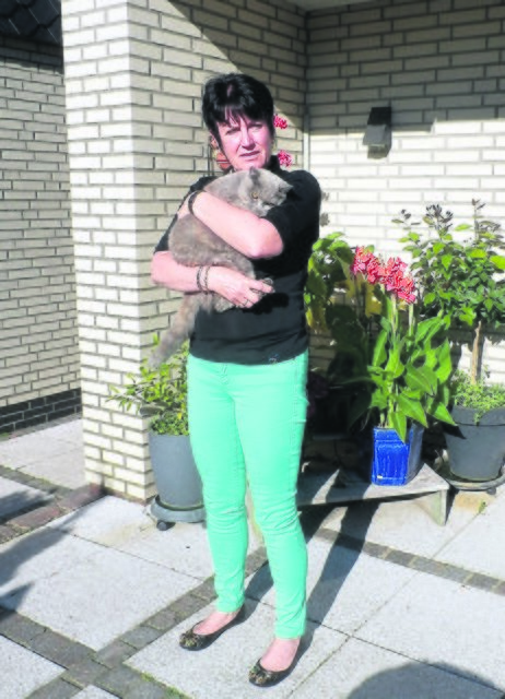 Irene Hauschild glücklich mit ihrer Katze „Alischa“