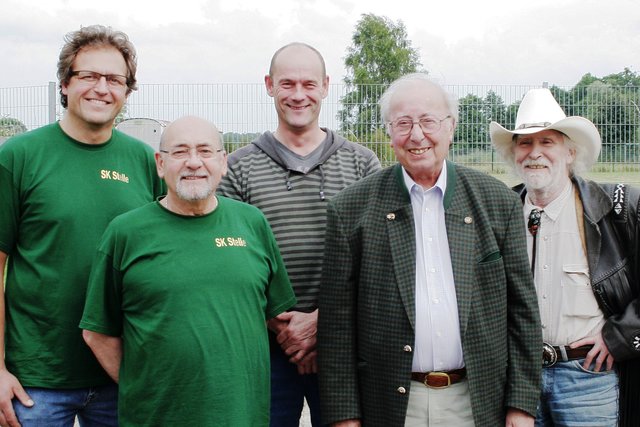 Die Organisatoren der Pistolengruppe Patrick Schlieder und Helmut Aporius waren erfreut, mit Olaf Terkowski einen mehrfachen Deutschen und Vizewelt- und Vizeeuropameister im Pistolenschießen, mit Walter Brand ein Gründungsmitglied und mit Truck Stop -Urgestein Cisco Berndt ein langjähriges Mitglied der Pistolenabteilung begrüßen zu können (v.l).
