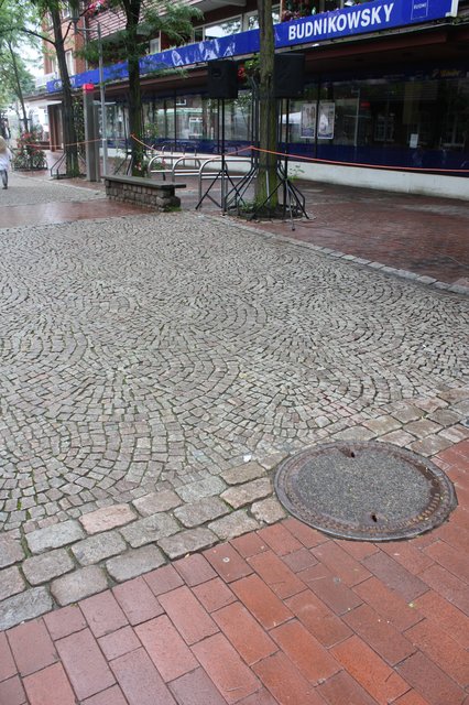 Für Rollstuhlfahrer und Senioren mit Rollatoren schwer zu passieren: das Kopfsteinpflaster in der Buchholzer Fußgängerzone