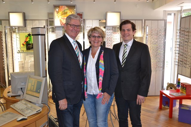 Uwe Meins (Augenoptikermeister), Karen Meins (Augenoptikermeisterin) und Dennis Meins (Augenoptikermeister und Hörgeräteakustikmeister)