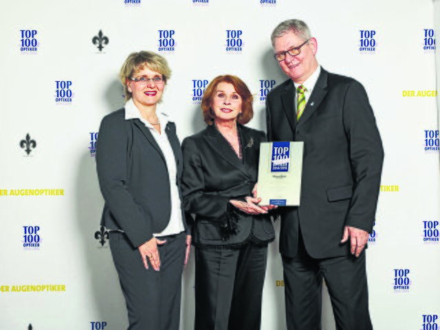 Senta Berger übergab Karen und Uwe Meins die Auszeichnung „TOP 100 Optiker 2014/2015“ | Foto: oh