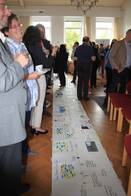 Teilnehmer der Abschlusskonferenz Im Kreishaus. Auf dem Boden lag ein Zeitstrahl, auf dem wichtige Etappenzielen der Projektarbeit dargestellt waren
