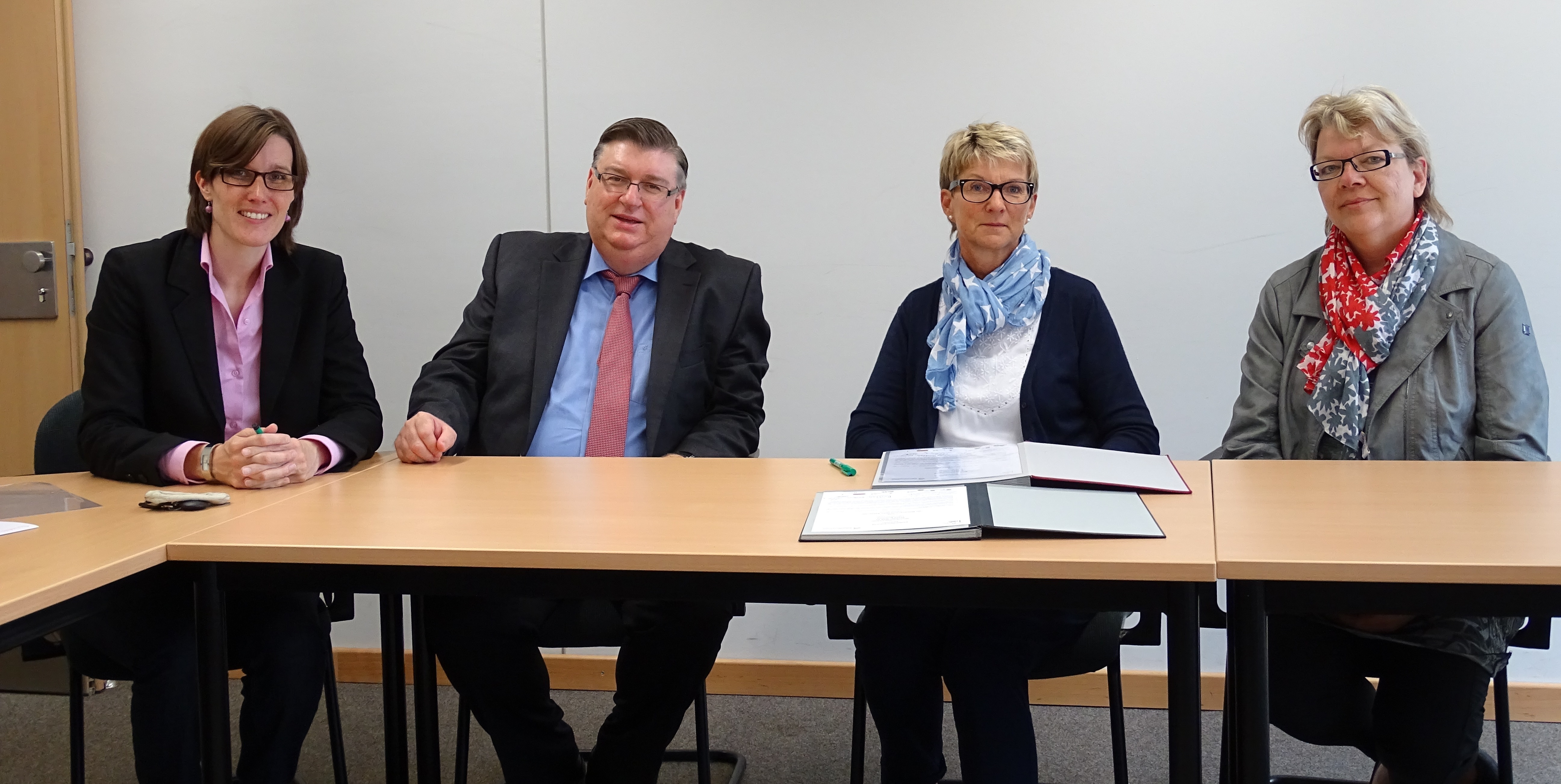 Bei der Vertragsunterzeichnung: (v. li.) Imke Winzer, Armin May (beide Zukunftswerkstatt), Beate Trützschler und Martina Sarge (beide Mühlenschule Holm-Seppensen)