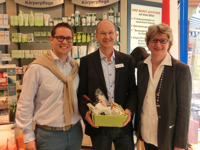 Bei der Gewinnübergabe (v. li.): Sebastian Putensen, Helmut Gericke und Simone Wempe