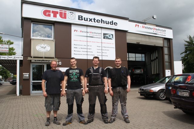 Kurt Umland (v. li.), Florian Umland, René Körs und Nils Baumgarten bieten besten Service in der Meisterwerkstatt und halten sich auch in der Selbsthilfe für Fragen bereit
