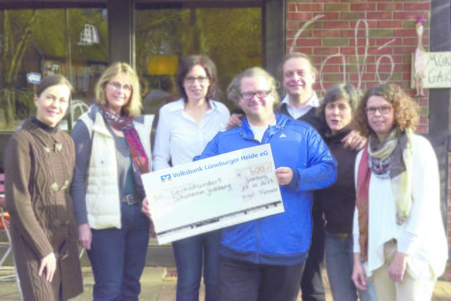 Nach der erfolgreichen Premiere: 600 Euro haben die Organisatoren des „Insel Flohmarkt Fests“ an die Vereine der Jesteburger Grund- und Oberschule übergeben | Foto: oh