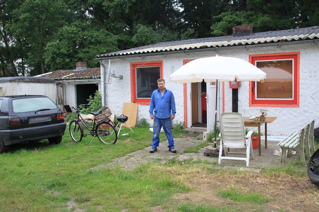 René Rechlin vor seiner Wohnung (re.) in der primitiven Baracke am Fredenbecker Weg. Die SPD-Fraktion im Stadtrat macht sich für eine Heizungsmoderisierung in den Notunterkünften stark