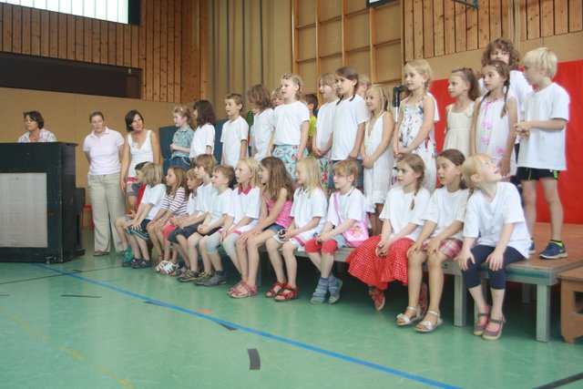 Die Schüler sangen gemeinsam mit ihren Lehren das Lied "An de Eck steiht 'n Jung mit'n Tüddelband"