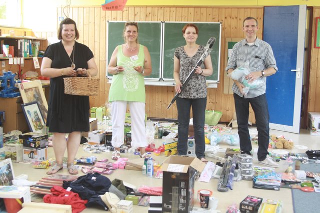 Stehen zwischen 2.500 Tombola-Preisen (v. li.): Petra Dräger, Gabriele Staatz-Duckert sowie Kerstin und Alexander Wedl