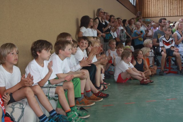 Applaus für die Mitschüler, die in der Turnhalle Lieder und Tänze präsentierten