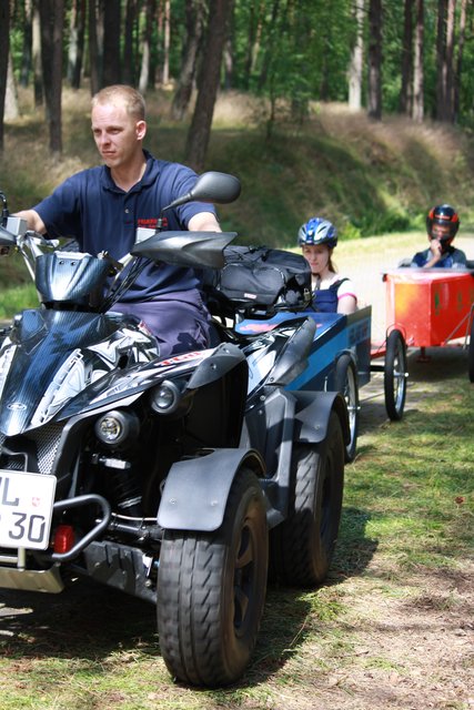 Die Seifenkisten wurden mit Hilfe von Quads zum Start gezogen