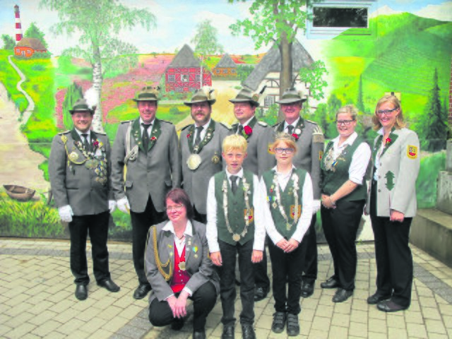 Das amtierende Königshaus (v. li.): Jubelkönig Dr. Dirk Niedereichholz, Adjutant Andre Oswald, König Jörg-Hermann „der Konsequente“ Meyer, Adjutant Holger Meyer, Adjutant Peter Greese, Jungschützenkönigin Annemarie Horn, Jungschützen-Vizekönigin Sarah Bertelsen. Reihe vorn (v. li.): Damenkönigin Dagmar Wentzien, Kinderkönig Tom Sackmann und Kinderköngin Yara Kalinna