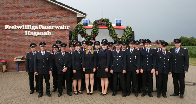 Die Ortsfeuerwehr Hagenah vor neuem Einsatzfahrzeu | Foto: Rolf Hillyer-Funke