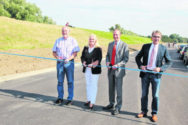 Bei der Straßenfreigabe (v. li.): Klaus-Dieter Kirchhoff, Seevetals Bürgermeisterin Martina Oertzen, Dr. Björn Hoppenstedt und Uwe Karsten, Leiter Betrieb Kreisstraßen | Foto: oh