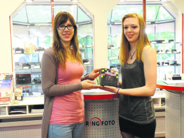Schattke-Mitarbeiterin Anika Ladwig (li.) überreicht die Nikon Coolpix an Gewinnerin Julia Schwartz