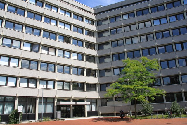 Sanierungsstau: Die Verglasung des Finanzamtes an der Harburger Straße ist energetisch veraltet