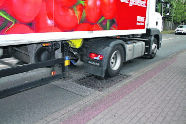 Ein ohrenbetäubendes Klappern, erklang, wann immer ein Fahrzeug wie hier über die Abdeckung fuhr. Jetzt wurde der Deckel erneuert