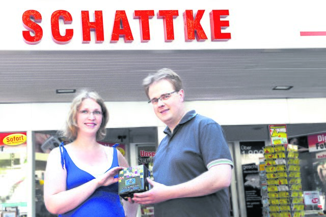 Schattke-Geschäfsführer Claus Duderstadt übergibt die Kamera an Jane Henkens