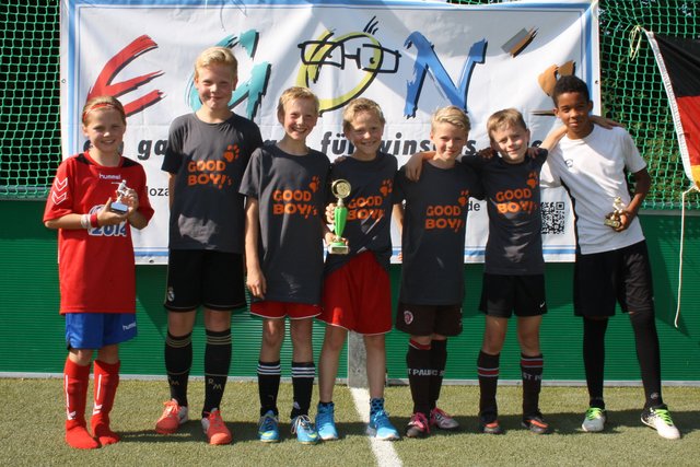 Freuten sich über die Pokale (v. li.): Lisa Benecke, das Team "Good Boys" und Collins Okafur | Foto: oh