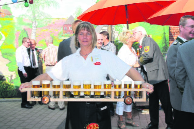 Wer da noch Durst hat ist selber Schuld - Bier wird beim Schützenfest im Meter bestellt | Foto: oh